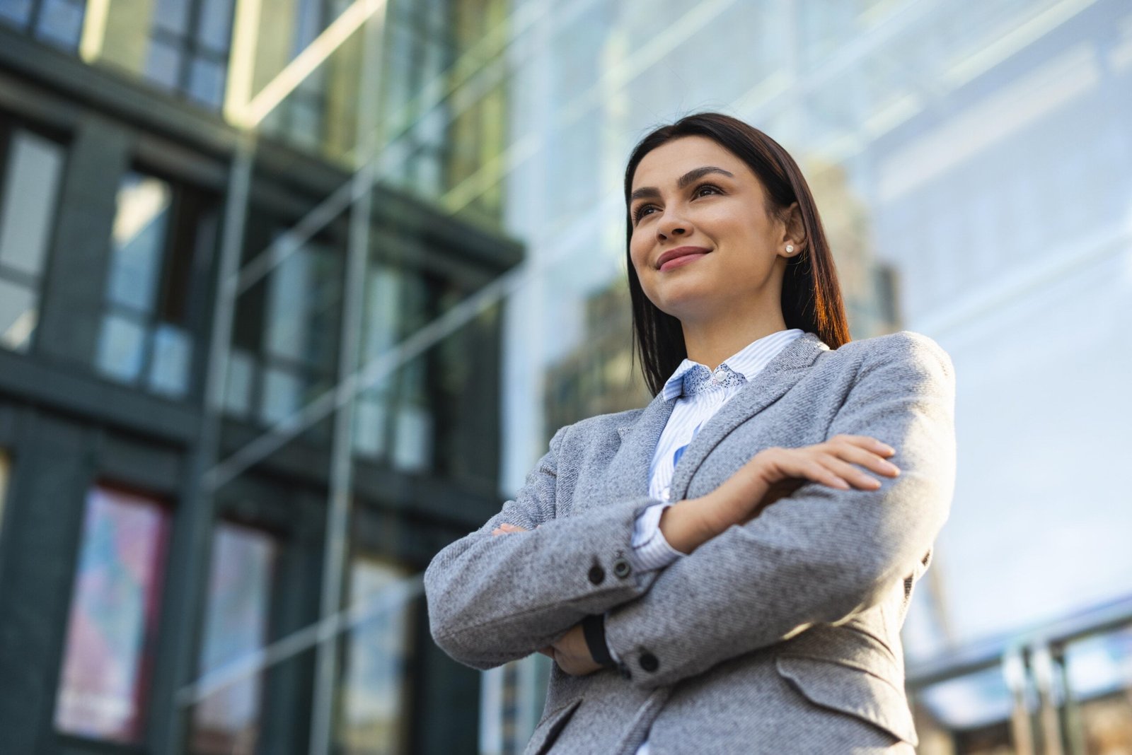 Estudiante de MMK en American School of Management, mujer profesional frente a edificio